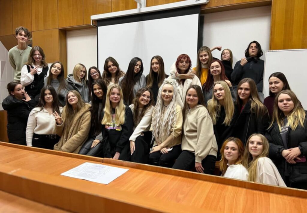 Альона Романюк разом зі студентами